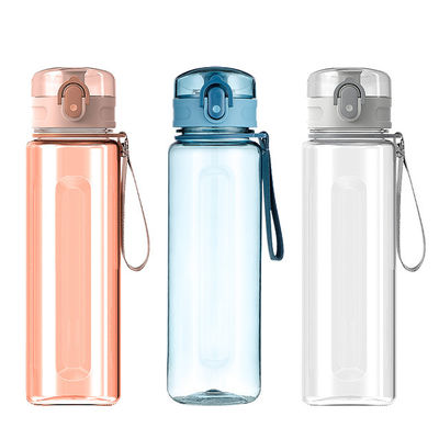 Des bouteilles d'eau glacée avec un couvercle en plastique pour les voyages