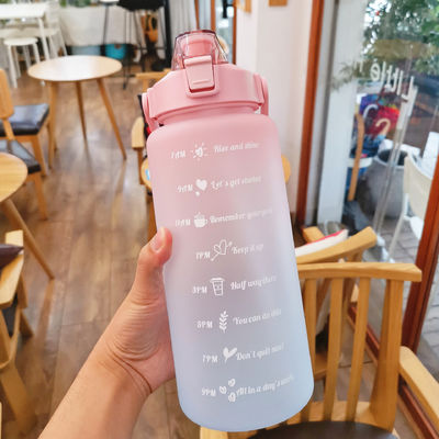 Bouteille d'eau de grande capacité de couleur progressive de 2000 ml avec couvercle pour les sports de plein air
