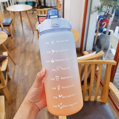 Bouteille d'eau de grande capacité de couleur progressive de 2000 ml avec couvercle pour les sports de plein air