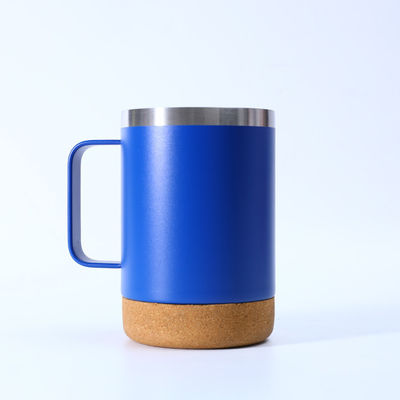 Une tasse de café de bureau en acier inoxydable avec fond en liège et poignée