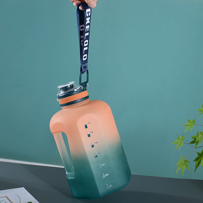 Logo personnalisé de l'acheteur commercial 1.6L 2.2L Bouteille d'eau pour gymnase Coupe de sport Voyage en plastique