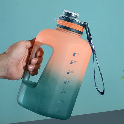 Logo personnalisé de l'acheteur commercial 1.6L 2.2L Bouteille d'eau pour gymnase Coupe de sport Voyage en plastique