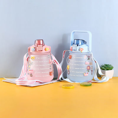 Service orienté client Bouteille d'eau pour enfants de 45 oz avec autocollant et grande capacité