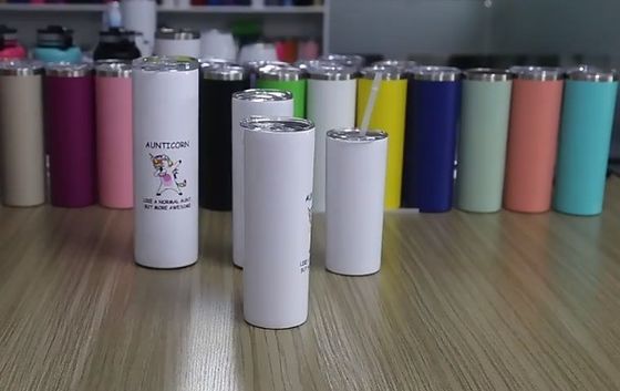 Une tasse de voyage isolée en paille créative sur mesure en acier inoxydable 304