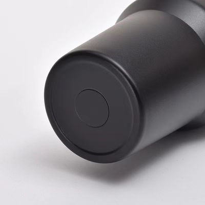 Une tasse de café en acier inoxydable isolée sous vide