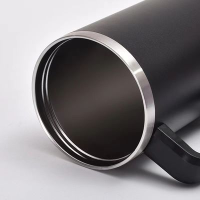 Une tasse de café en acier inoxydable isolée sous vide