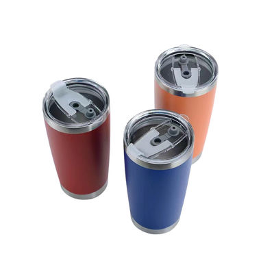 Une tasse de café en acier inoxydable à double paroi