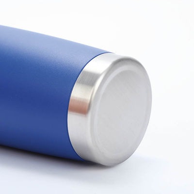 Une tasse de café en acier inoxydable à double paroi