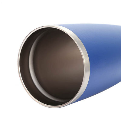 Une tasse de café en acier inoxydable à double paroi