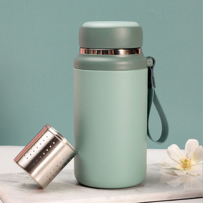 Logo Bouteille d'eau métallique portable personnalisée pour le café et l'eau glacés isolés