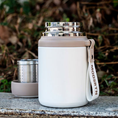 Logo Bouteille d'eau métallique portable personnalisée pour le café et l'eau glacés isolés