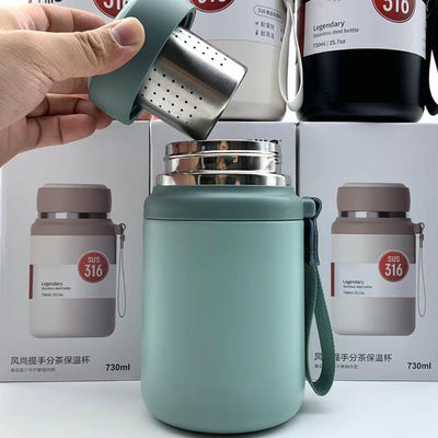 Logo Bouteille d'eau métallique portable personnalisée pour le café et l'eau glacés isolés