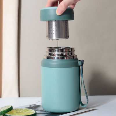 Logo Bouteille d'eau métallique portable personnalisée pour le café et l'eau glacés isolés