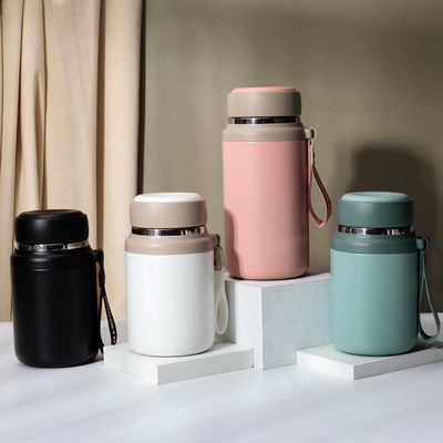 Logo Bouteille d'eau métallique portable personnalisée pour le café et l'eau glacés isolés
