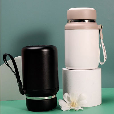 Logo Bouteille d'eau métallique portable personnalisée pour le café et l'eau glacés isolés