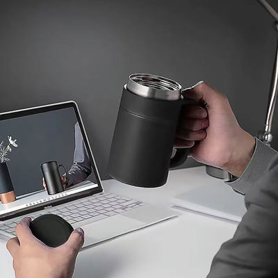 Bouteille d'eau isolée sous vide en acier inoxydable pour le sport et les voyages 24 heures chaud froid