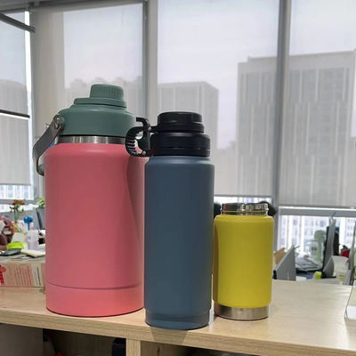 Bouteille d'eau isolée à vide en acier inoxydable 304 650 ml pour le sport et la production
