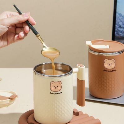Une tasse à café en acier inoxydable, une tasse d'eau isolante, avec autocollant.