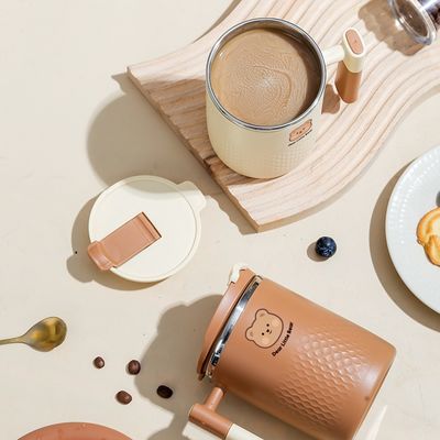 Une tasse à café en acier inoxydable, une tasse d'eau isolante, avec autocollant.