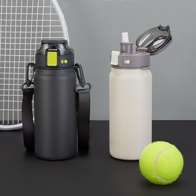 Bouteilles d'eau à sublimation verte isolées sous vide et personnalisées pour clubs sportifs