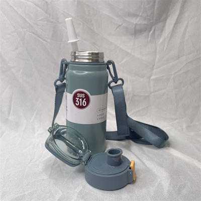 Bouteilles d'eau à sublimation verte isolées sous vide et personnalisées pour clubs sportifs