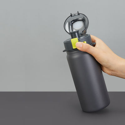 Bouteille d'eau en acier inoxydable isolée au toucher doux pour la production et la tasse droite