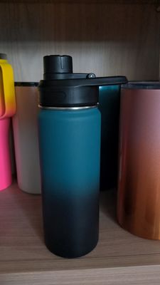 Bouteille d'eau de gym isolée sous vide en acier inoxydable 304 avec couvercle de boisson à image droite