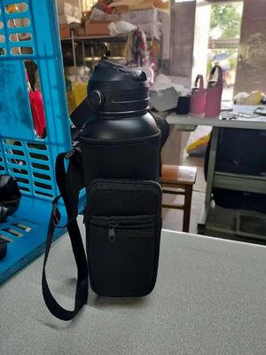 Bouteille d'eau de gym isolée sous vide en acier inoxydable 304 avec couvercle de boisson à image droite