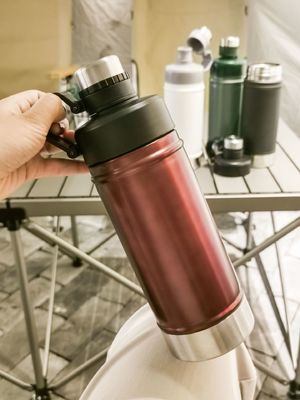 Bouteille d'eau de sport en acier inoxydable jaune isolée Bpa bouteille d'eau vide 18 oz 25 oz bouteilles d'eau