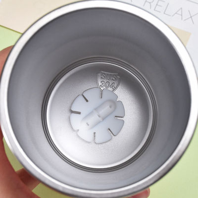 Coupe de mélange en acier inoxydable avec un couvercle de conception minimaliste