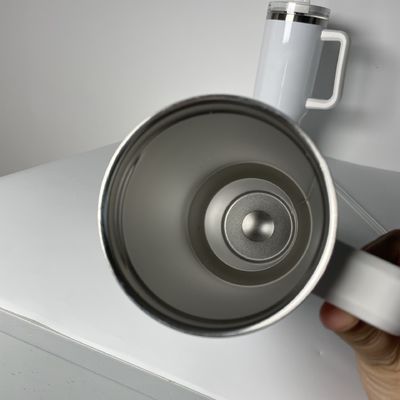 Une tasse de voyage isolée en acier inoxydable avec poignée de logo personnalisé plus chaude, plus colorée et plus sûre
