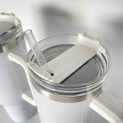Une tasse de voyage isolée en acier inoxydable avec poignée de logo personnalisé plus chaude, plus colorée et plus sûre