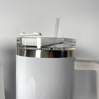 Une tasse de voyage isolée en acier inoxydable avec poignée de logo personnalisé plus chaude, plus colorée et plus sûre