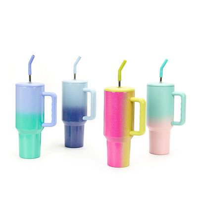 Des tasses à l'arc-en-ciel avec des accessoires de paille durables et à la main