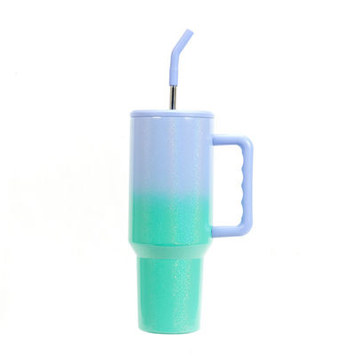 Des tasses à l'arc-en-ciel avec des accessoires de paille durables et à la main