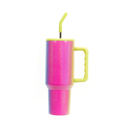 Des tasses à l'arc-en-ciel avec des accessoires de paille durables et à la main