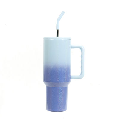 Des tasses à l'arc-en-ciel avec des accessoires de paille durables et à la main