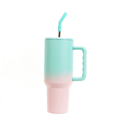Des tasses à l'arc-en-ciel avec des accessoires de paille durables et à la main