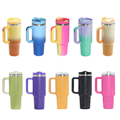Une tasse à main en acier inoxydable de 40 oz pour les voyages et les activités de plein air