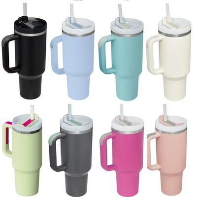 Une tasse à main en acier inoxydable de 40 oz pour les voyages et les activités de plein air