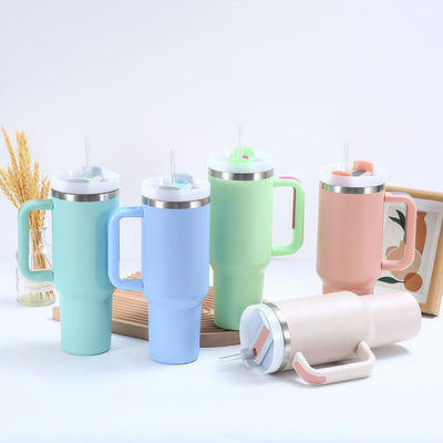 Une tasse à main en acier inoxydable de 40 oz pour les voyages et les activités de plein air