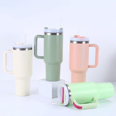 Une tasse à main en acier inoxydable de 40 oz pour les voyages et les activités de plein air