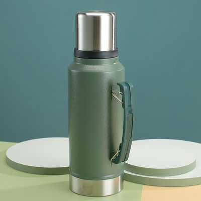 Profitez de boissons chaudes ou froides lors de votre camping avec ce flacon à vide isolé de 1 litre
