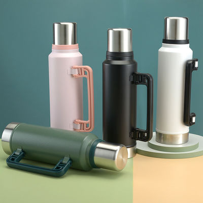 Profitez de boissons chaudes ou froides lors de votre camping avec ce flacon à vide isolé de 1 litre