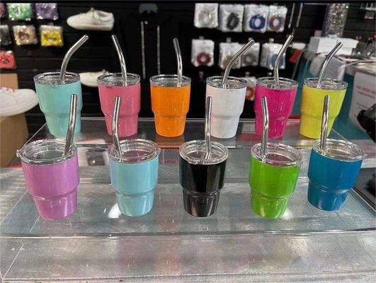 Une fête incontournable 2 oz de mini-coupe à demi-tasse isolée à double paroi avec paille et couvercles