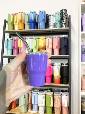 Une fête incontournable 2 oz de mini-coupe à demi-tasse isolée à double paroi avec paille et couvercles