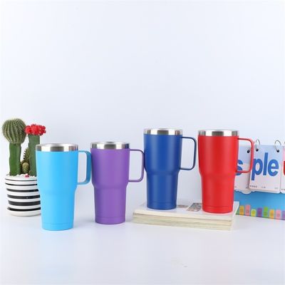 Une tasse à café en acier inoxydable de style américain à double paroi 10 oz avec poignée et couvercle