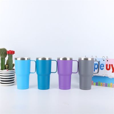 Une tasse à café en acier inoxydable de style américain à double paroi 10 oz avec poignée et couvercle