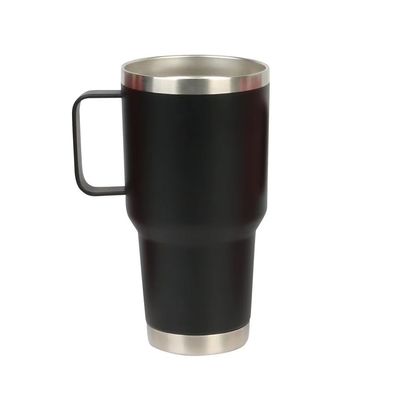 Une tasse à double paroi en acier inoxydable 30 oz à vide isolée avec poignée