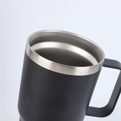 Une tasse à double paroi en acier inoxydable 30 oz à vide isolée avec poignée